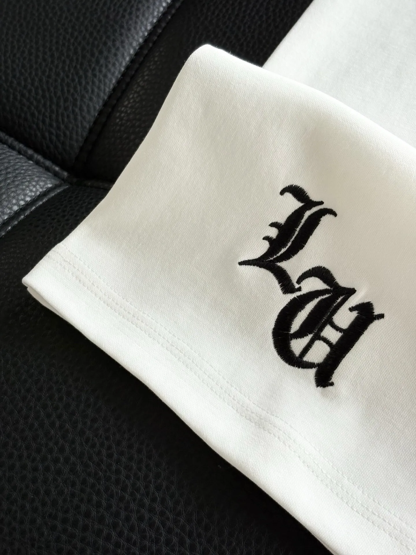 P406 💰Chrome Hearte CH SS new cross horseshoe Chrome Heart Sanskrit three-dimensional patch shows craftsmanship. Double-sided cotton double yarn jersey fabric, custom dyed in the same vat with special bold 32-count double-ply 1X1 thread. .Light luxury, a must-have item for daily commuting for men and women.  Color: Black White Size: M~3x Style No.: 3588